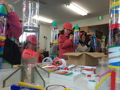 大樹町多目的航空公園を訪れた広尾小学校の子供達がペットボトルロケットを作成している写真