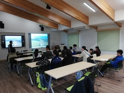 SORA集会室にて講義を受けるYACの団員たちの写真