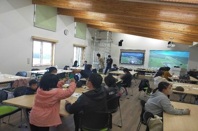 SORA集会室にてペットボトルロケットを製作する団員たちの写真