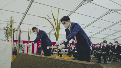 安全祈願祭の地鎮行事として刈初の儀を行う、和田副大臣と鈴木知事の写真