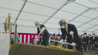 安全祈願祭の地鎮行事として穿初の儀を行う安田町議会議長と、鋤取の儀を行う酒森町長の写真