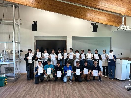 北海道スペースポートの滑走路で横に並んでいる生徒たちの写真