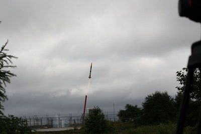 小型ロケットすずかぜが打ち上げられている写真