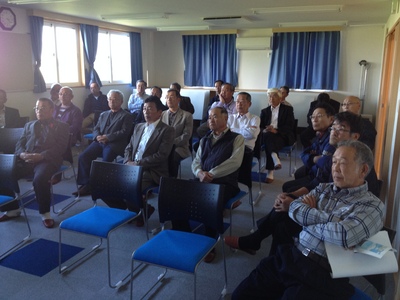 SORAの展示室2にて着席して資料映像を鑑賞する、上川管内消防団長会視察団の写真