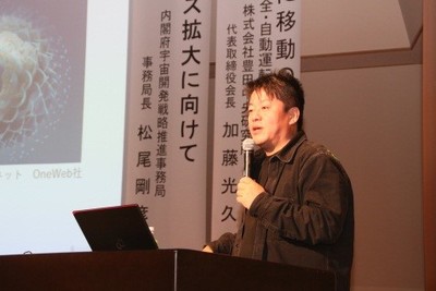 演台にて講演を行う堀江貴文氏の写真