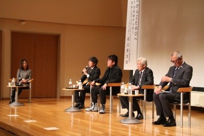 壇上にて行われるパネルディスカッションの進行風景の写真。写真左より大貫氏、松尾氏、堀江氏、加藤氏、酒森町長の姿がそれぞれ確認できる