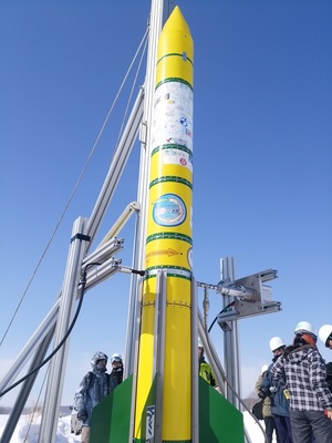 ロケットの設計、製造、組み立て、打ち上げの全工程を学生たちで行ったハイブリットロケットの写真