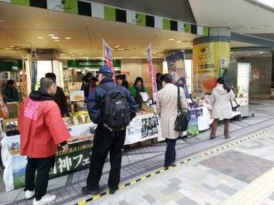 東京交通会館1階のイベントスペースにおける銀河連邦都内PR物産展の出展風景の写真