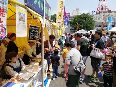 相模原市民若葉まつりにおける、タイキ共和国ブースの販売風景の写真