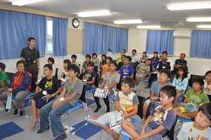 SORAの展示室2にてH2Bロケットの打上音を音響体験する、吉岡町使節団の児童たちの写真
