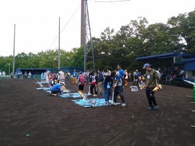 日置電気グラウンドにおける、日本水ロケットコンテスト2017の競技風景の写真