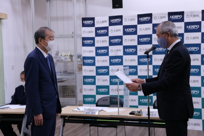 SORA集会室の式典スペースにて、参加企業の代表者に感謝状を贈呈する酒森町長の写真