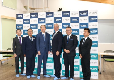 SORA集会室の式典スペースにて、横一列に並んで記念撮影に応じる酒森町長と各参加企業代表たちの集合写真
