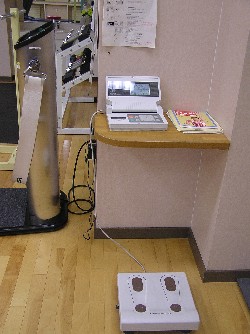 足を乗せる台と小さな画面がコードでつながれている体脂肪計の写真