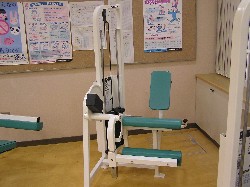 レッグエクステンションで使用するトレーニングマシンの箇所をクローズアップしている写真