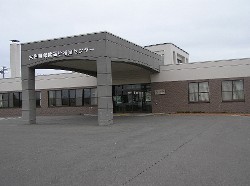 入口の庇上部に「大樹町保健福祉推進センター」の壁面看板が設置されている「らいふ」の外観写真