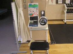 部屋の境目に設置された自動血圧計の写真