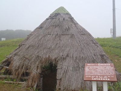 復元された茅葺のホロカヤントー竪穴式住居の写真