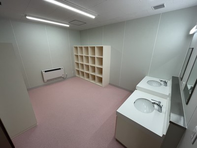 大樹町B&G海洋センタープール施設内の更衣室の写真