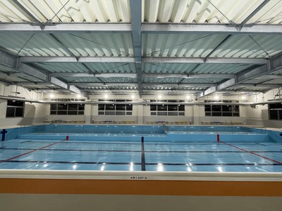 大樹町B&G海洋センタープール施設内の25メートルプールを横のプールサイドから撮影した写真