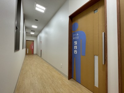 大樹町B&G海洋センタープール施設内のトイレの入口付近の写真