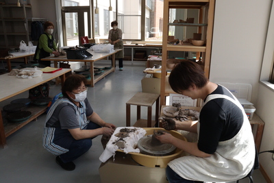 陶芸室で陶器の製作を行っている60歳以上の高齢者の方々の写真