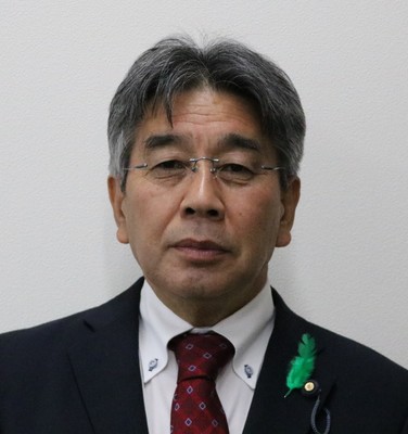 齊藤徹さんの胸から上の正面写真