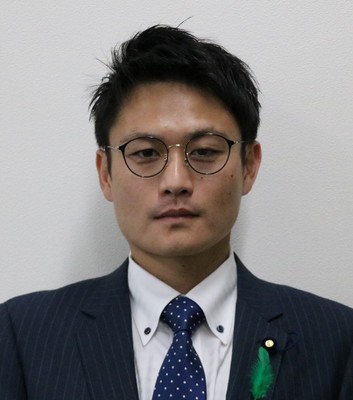 播間章浩さんの胸から上の正面写真