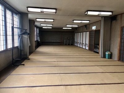 畳がしかれており、ハンガーとゴミ箱が確認できる一階和室の写真