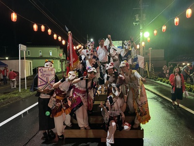 仮装盆踊り大会で凝った衣装を着て写真を撮っている参加者たちの写真