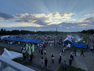日没を迎えて尚、人で賑わう歴舟川清流まつりの会場の風景写真