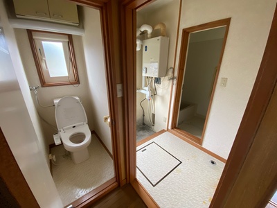 町有住宅（4号）のトイレと風呂の写真