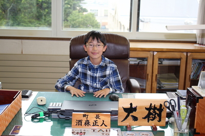 町長の椅子に座っている石原大樹さんの写真