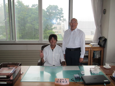 平成24年8月に訪れてくれた東京都の鈴木大樹さんと町長の写真