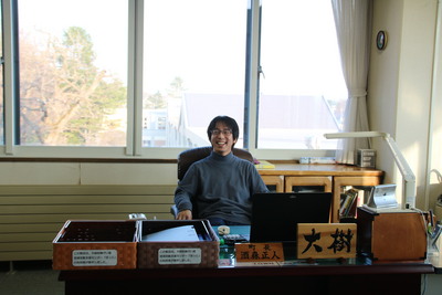 町長の椅子に座っている荒川大樹さんの写真