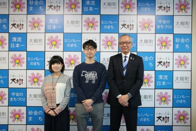 佐藤大樹さんと女性の方と町長の写真