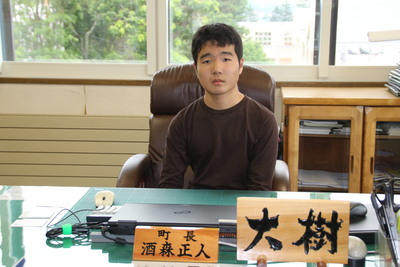 町長の椅子に座っている武藤大樹さんの写真
