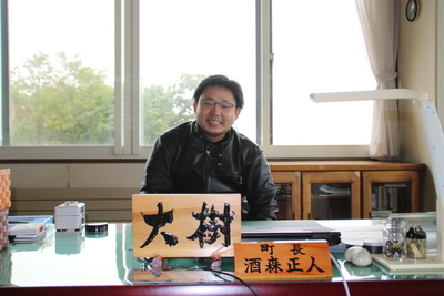 町長の席に座っている横山大樹さんの写真