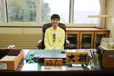 町長の椅子に座っている松田大樹さんの写真