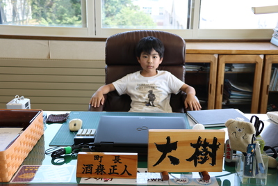町長の席に座っている中村大樹さんの写真