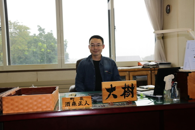 町長の席に座っている佐藤大樹さんの写真
