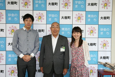 平成24年8月に訪れてくれた東京都の荒大樹さんご夫妻と町長の写真