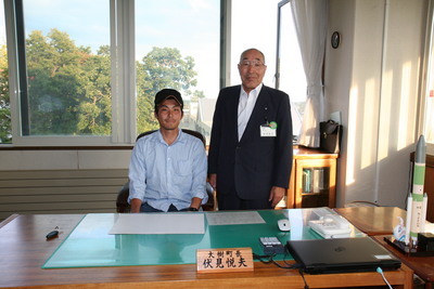 平成24年8月に訪れてくれた福島県の荒川大樹さんと町長の写真