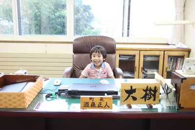 町長の席に座っている恵原大樹さんの写真