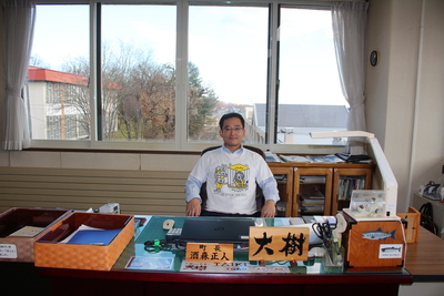 町長の席に座っている楾大樹さんの写真