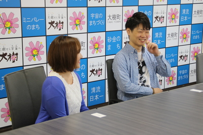 岩本大樹さんと女性の方が話をしている写真