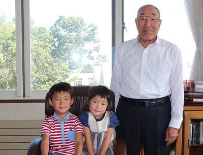 平成26年8月に訪れてくれた東京都の毛塚大樹くん兄妹と町長の写真