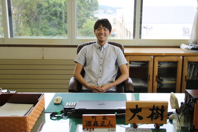町長の席に座っている増子大樹さんの写真