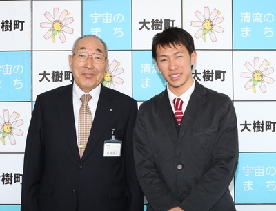平成26年3月に訪れてくれた札幌市の岡本大樹さんと町長の写真