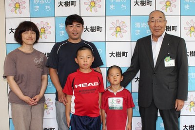 平成25年8月に訪れてくれた札幌市の瀬口大樹くんとご家族と町長の写真